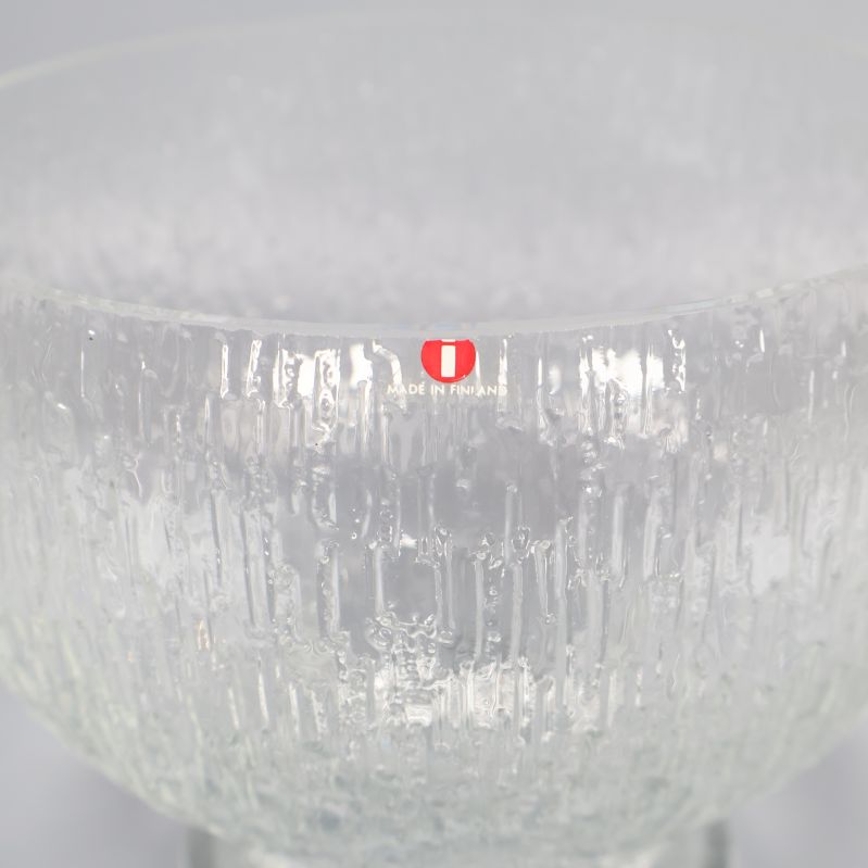 Iittala-logga på strukturerad glasskål i närbild