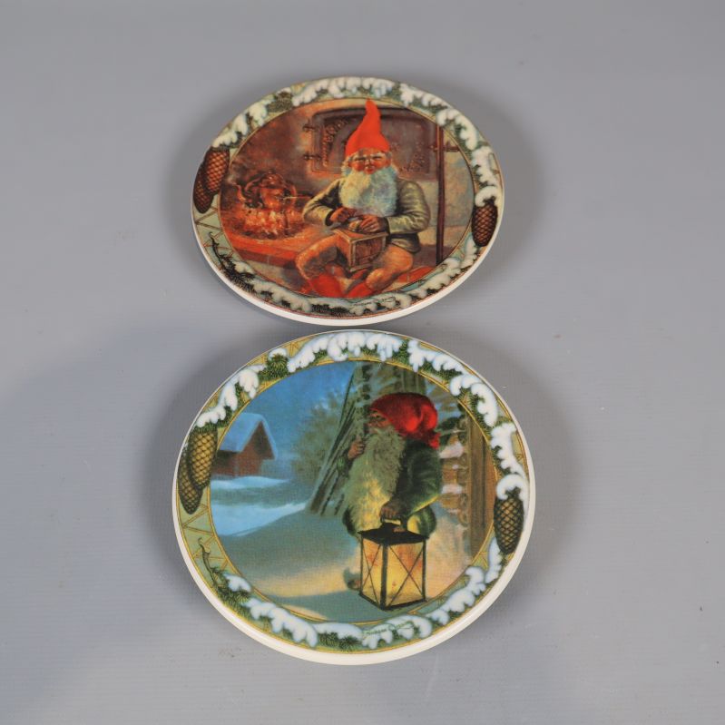 Två julassietter med tomtemotiv i närbild ovanifrån