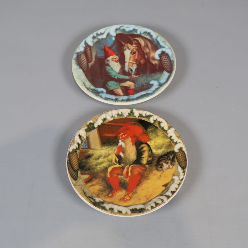 Två julassietter med olika tomtemotiv uppifrån