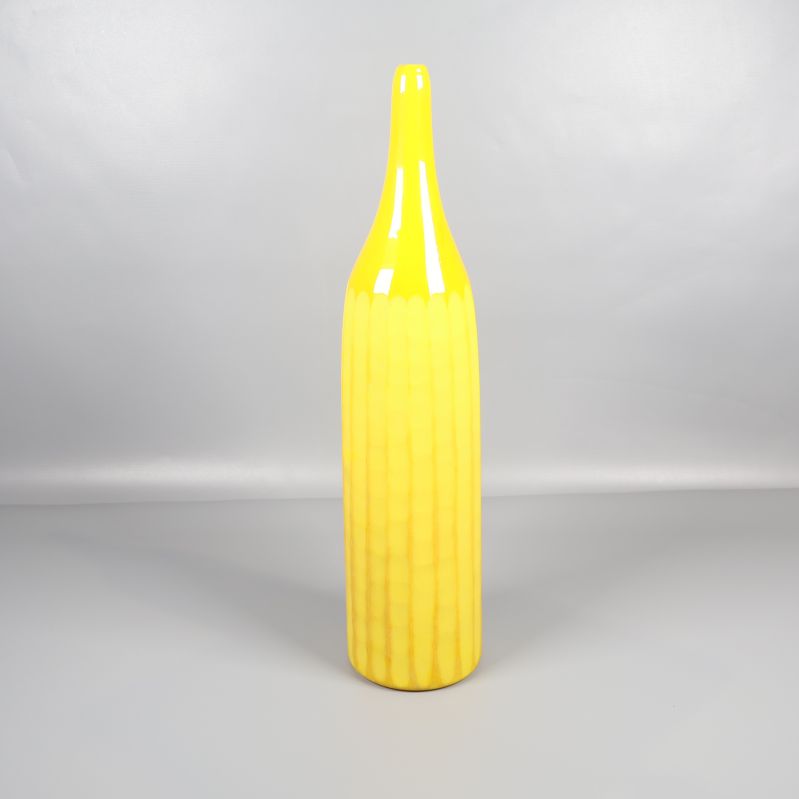 Helgul hög vas med långsmal hals