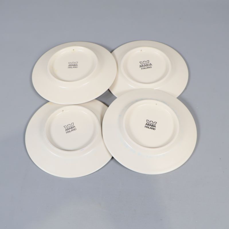 Baksidor av fyra vita julassietter från Arabia Finland