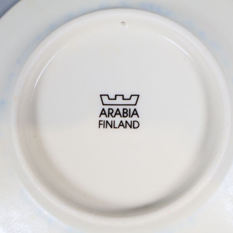 Närbild av Arabia Finland stämpel på assiettens baksida