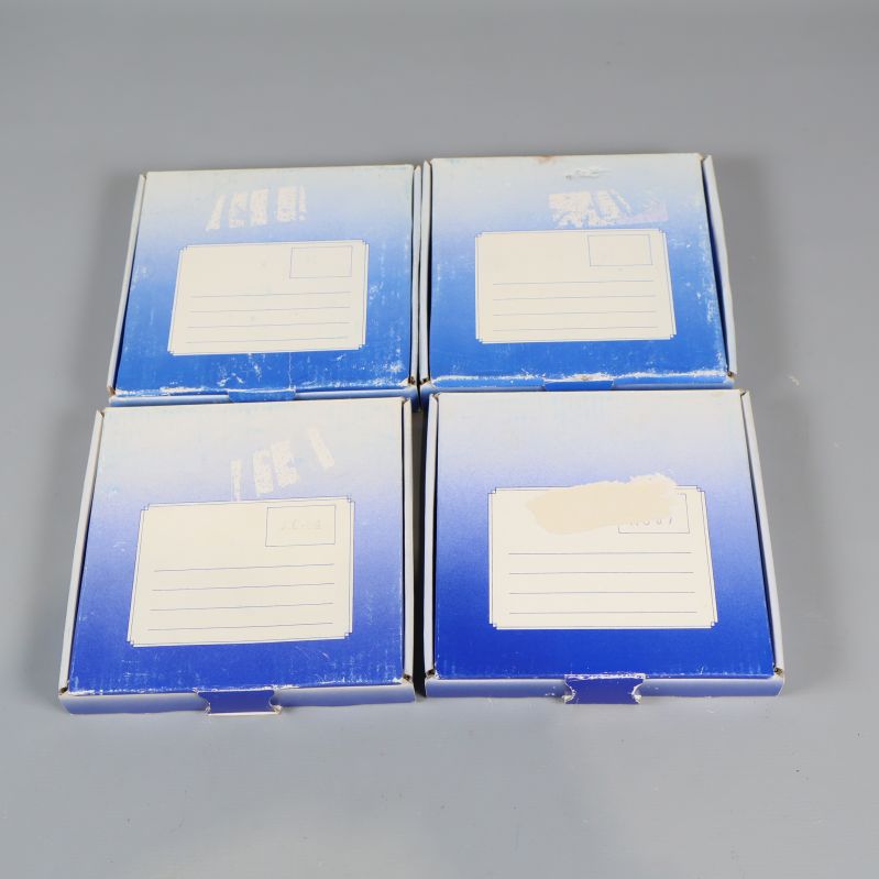 Fyra blå originalkartonger till julassietter med adressfält