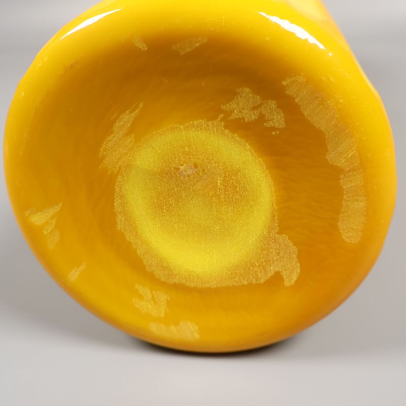 Närbild av bottnens gultonade detaljer