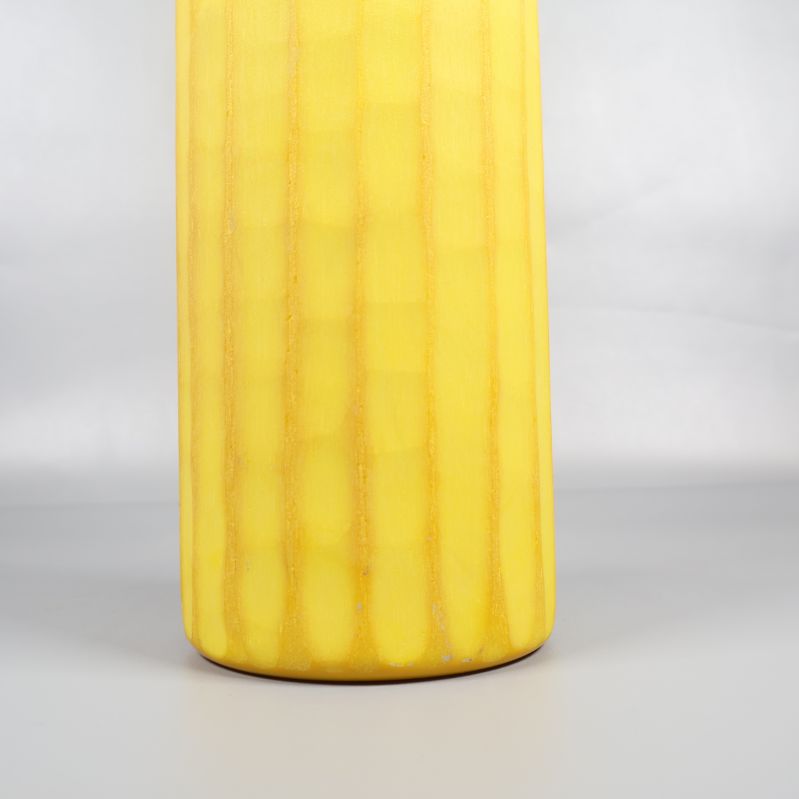 Närbild av vasens räfflade mönster