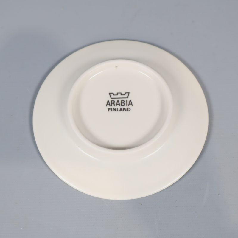 Baksidan av vit jultallrik med Arabia Finland-stämpel