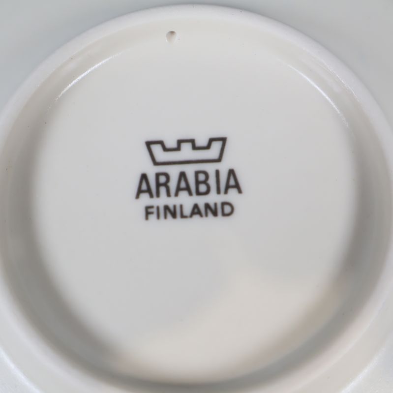 Närbild på Arabia Finland-stämpel under assietten