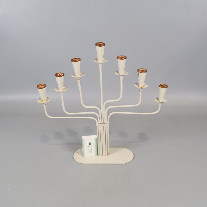 Ljusstake frontvy med sju armar och kopparfärgade ljushållare