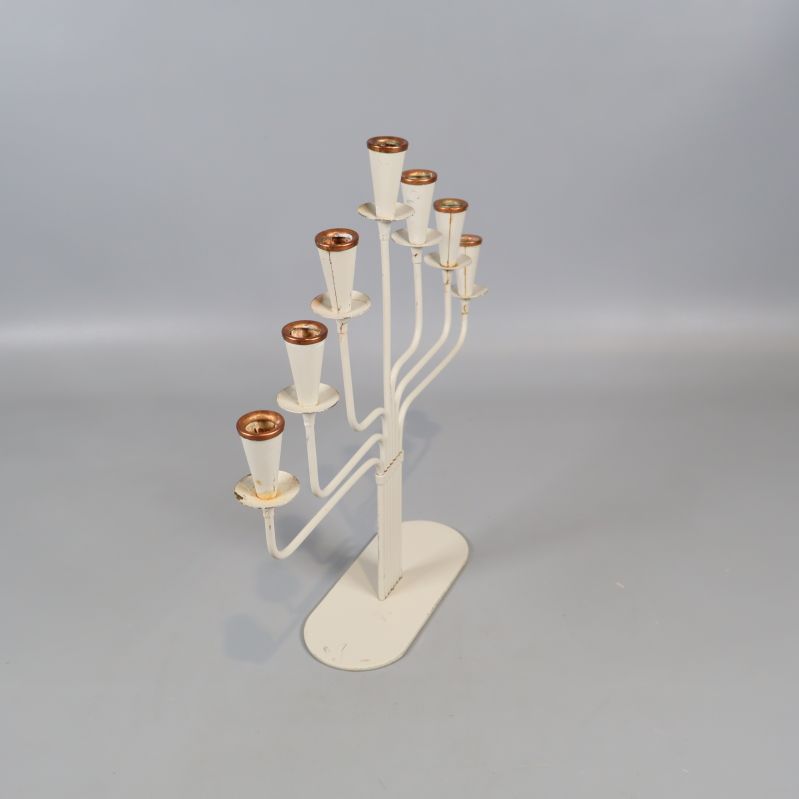 Ljusstaken sedd från högersidan för att visa armarnas form