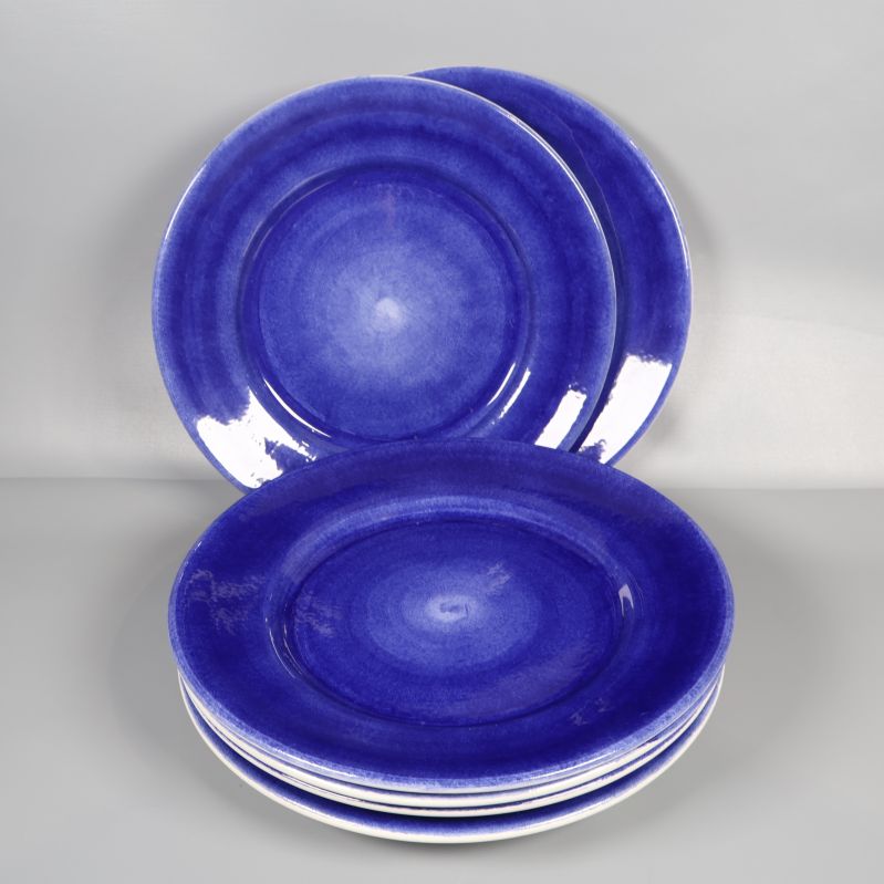 Två stående och fyra liggande blå tallrikar staplade