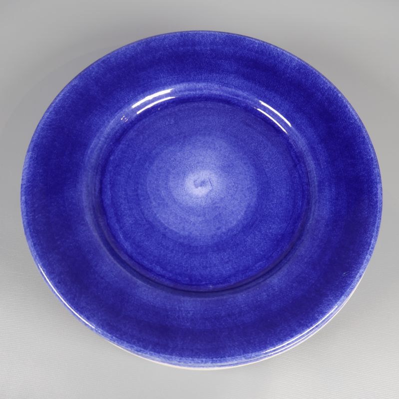 En ensam blå mattallrik ovanifrån