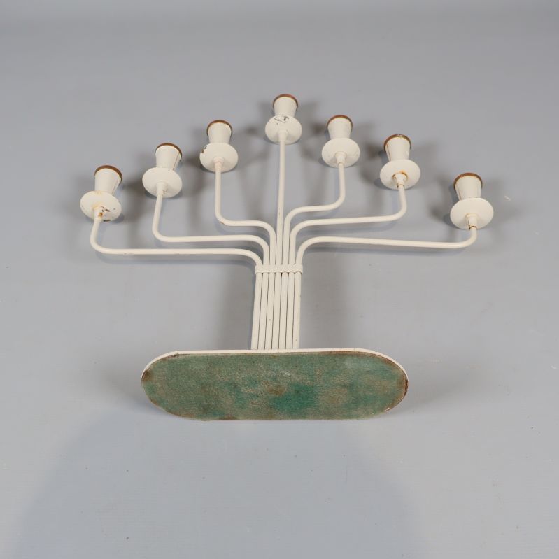 Ljusstake liggande ner så undersidan och basen syns tydligt