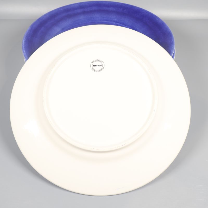 Tallrikarnas baksida med stämpel i mitten