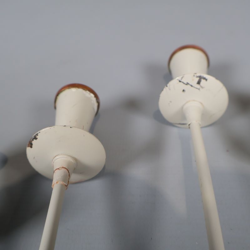 Närbild på färgsläpp och slitage på ljushållarnas utsida