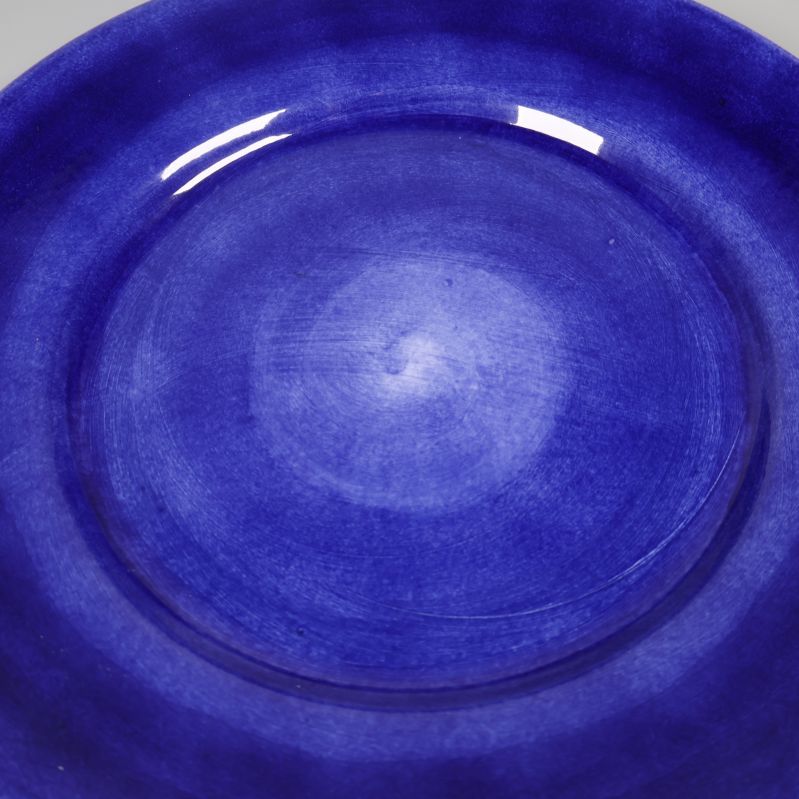 Närbild på blank djupblå glasyr på tallriken