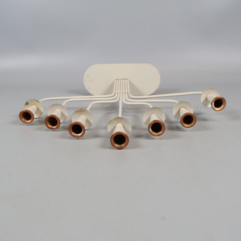 Vinklad vy med fokus på ljushållarnas kopparfärgade innerring