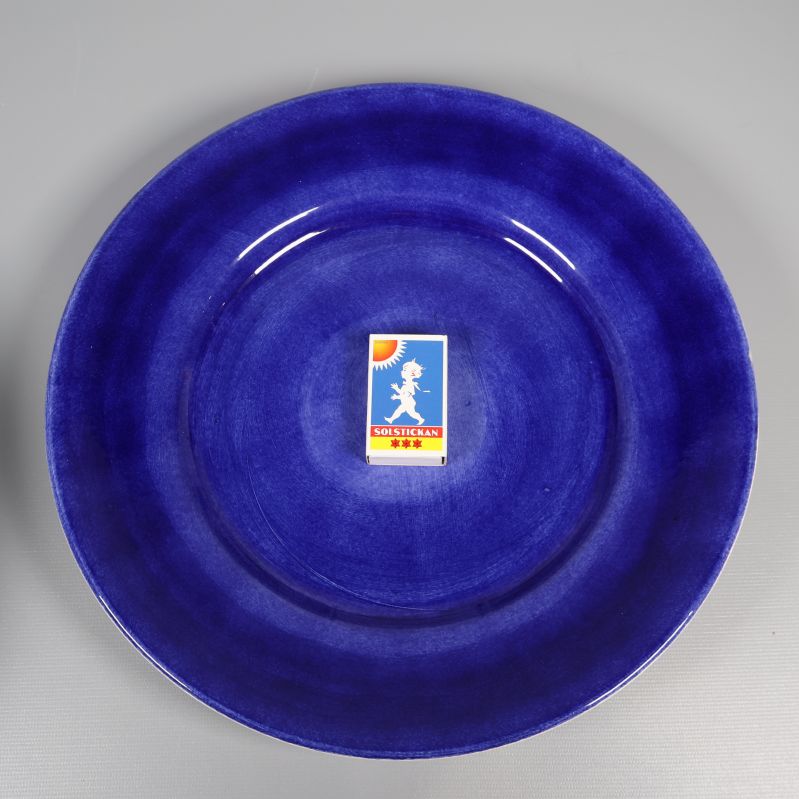 En blå tallrik med etikett placerad i mitten