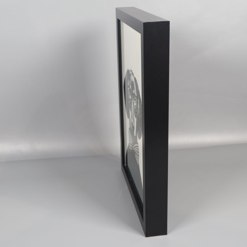 Sidovy av tavla med svart ram