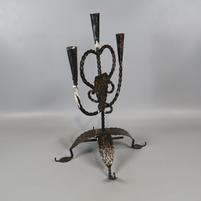 Ljusstake från sidan visar böjda armar och detaljer