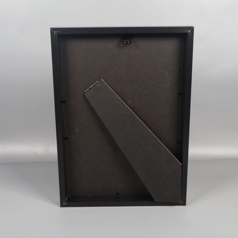 Baksida av tavla med stödben och väggfäste