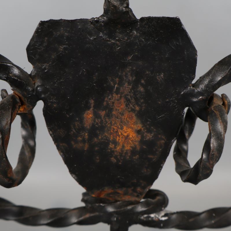 Närbild på baksidan av smidesplatta med patina