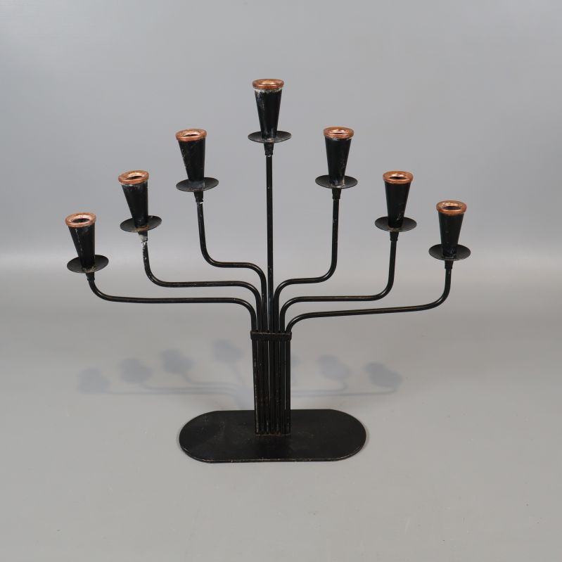 Sjuarmad svart ljusstake med kopparfärgade hållare