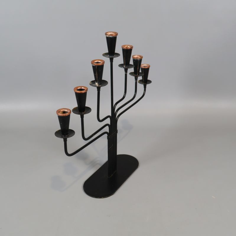 Svart ljusstake i vinkel med synliga detaljer