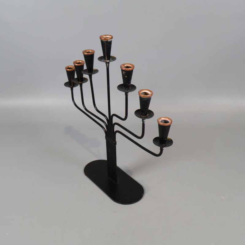 Ljusstaken från sidan där alla hållare syns