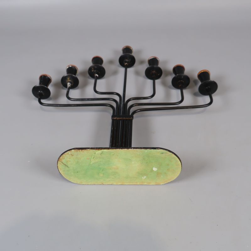 Ljusstakens undersida med grön beläggning