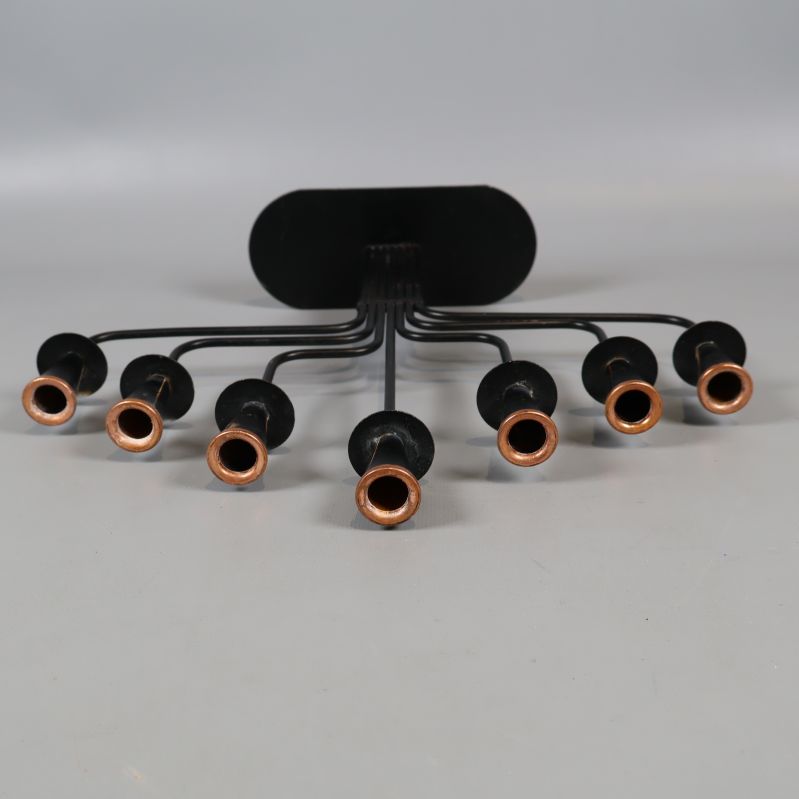 Ljusstaken sedd underifrån med sju hållare synliga