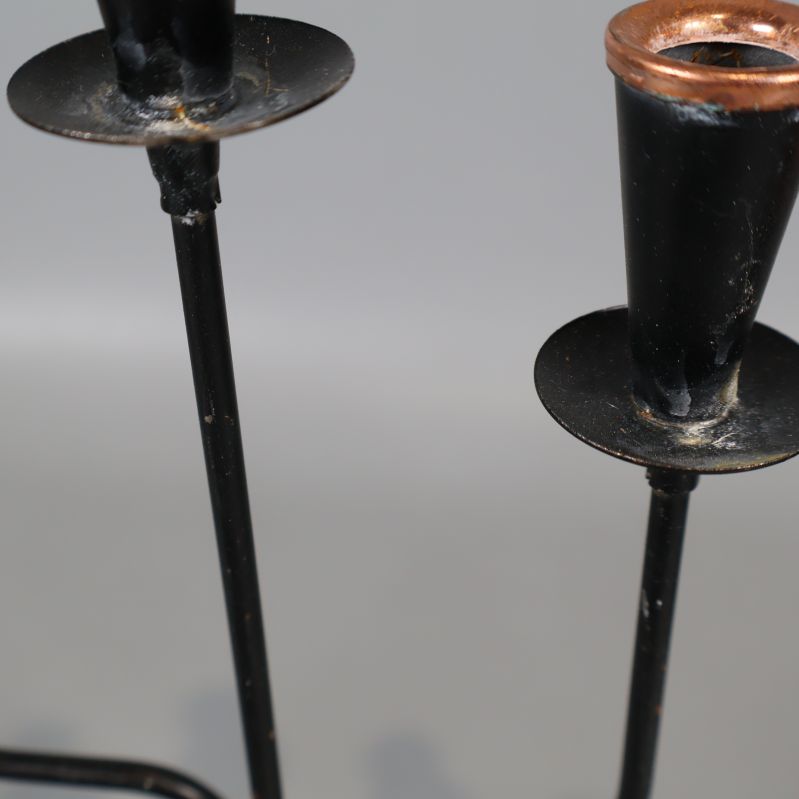 Närbild av slitage på hållarna och metallytan