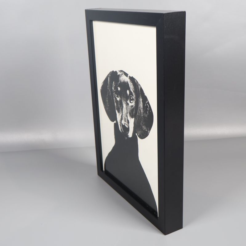 Tavla med hundmotiv sedd från sidan