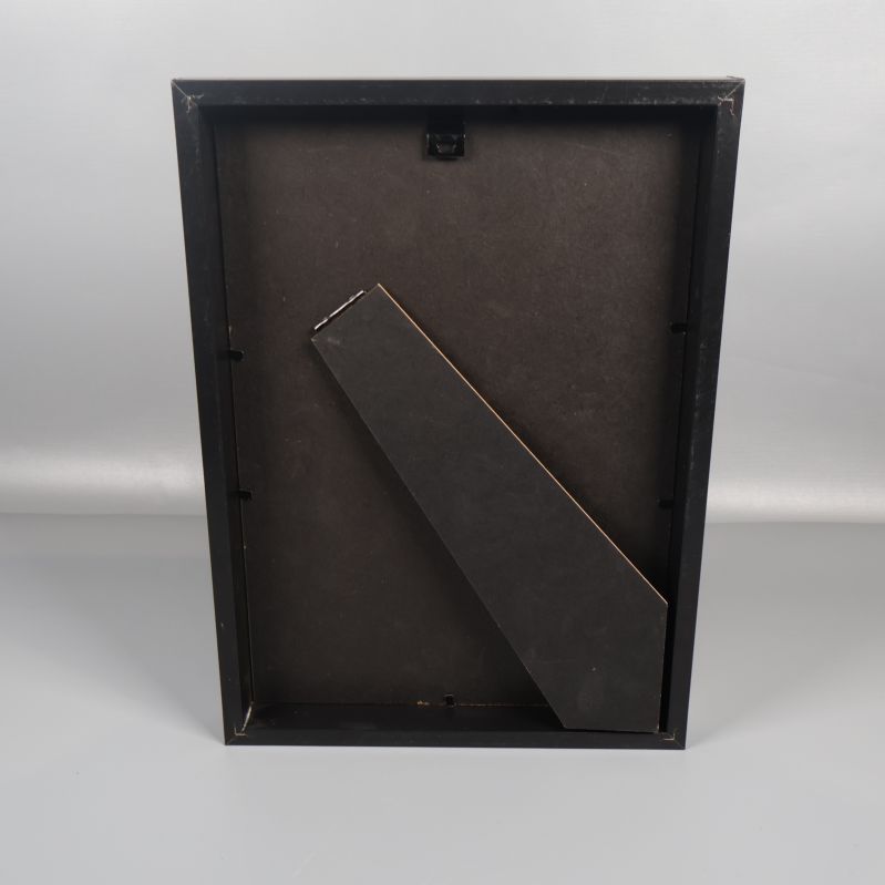 Baksidan av tavlan med stödben och upphängning