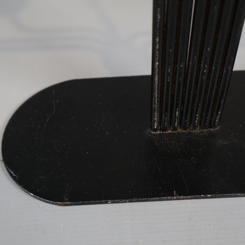 Närbild av slitag på ljusstakens metallfot