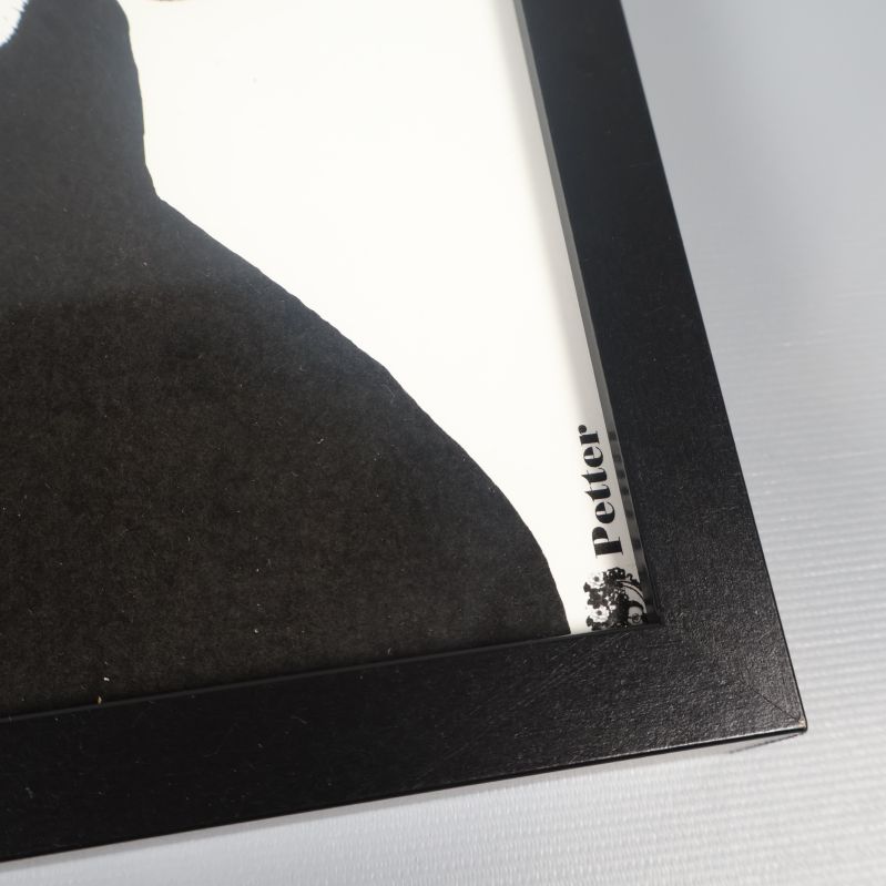 Närbild på nederkant av tavlan med signatur Petter