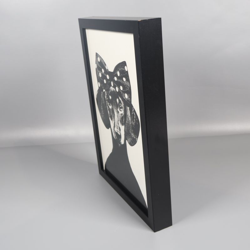 Tavlan fotograferad från sidan visar den svarta ramen