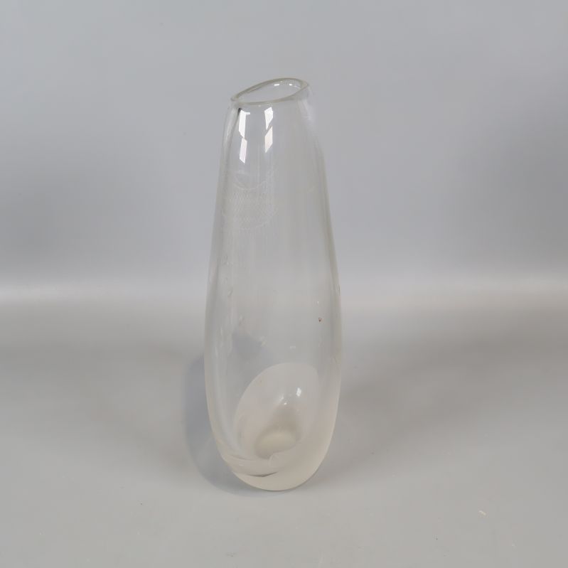 Transparent vas sedd från sidan med asymmetrisk öppning