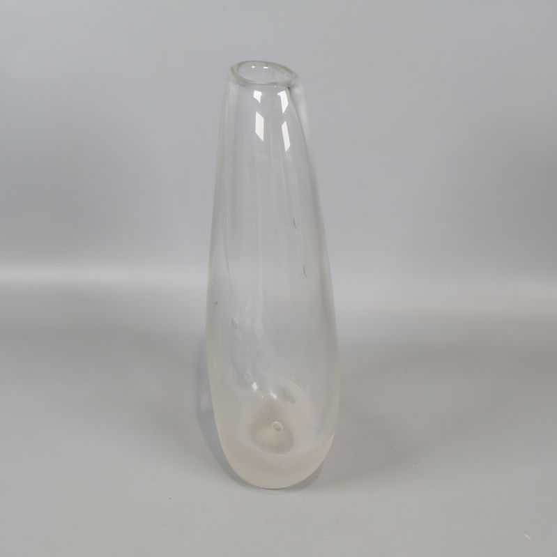 Vasen sedd snett ovanifrån visar dess välvda form