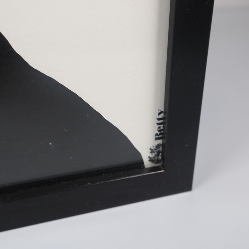 Signatur Betty synlig i nedre hörnet av tavlan