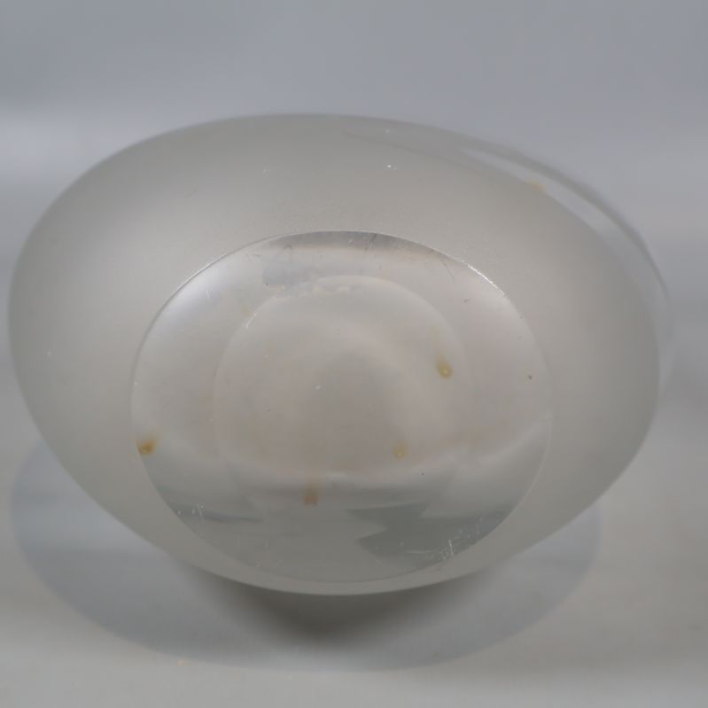 Vasens undersida visar frostig och klar yta