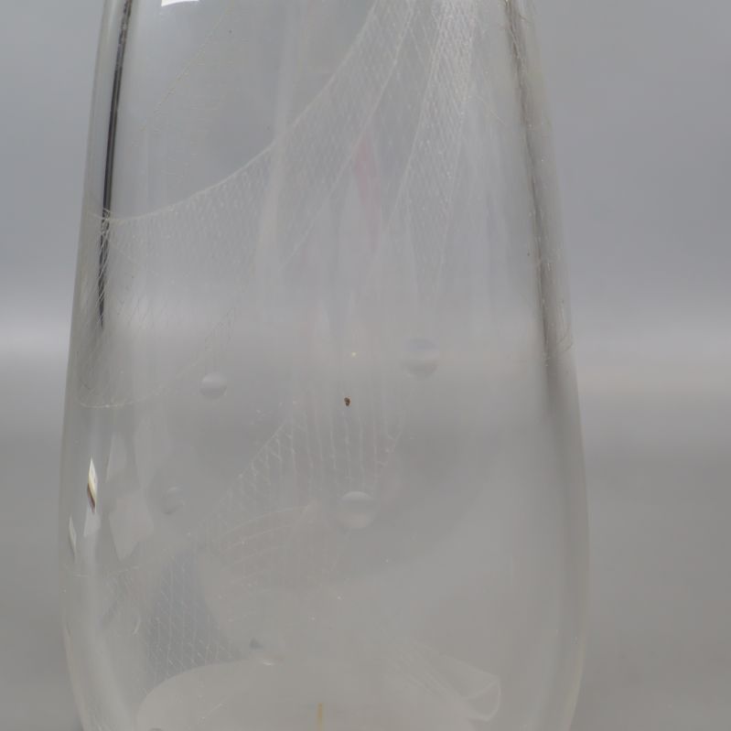 Närbild på vasens glasmönster och bubblor i strukturen