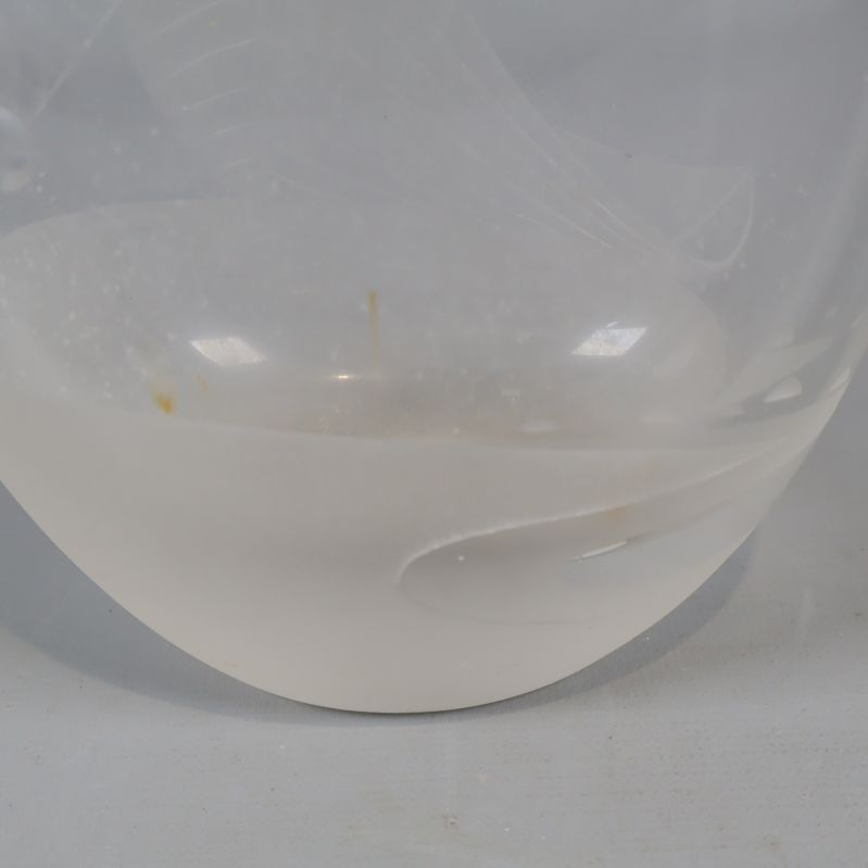 Närbild på vasens botten med subtila frostade och klara partier