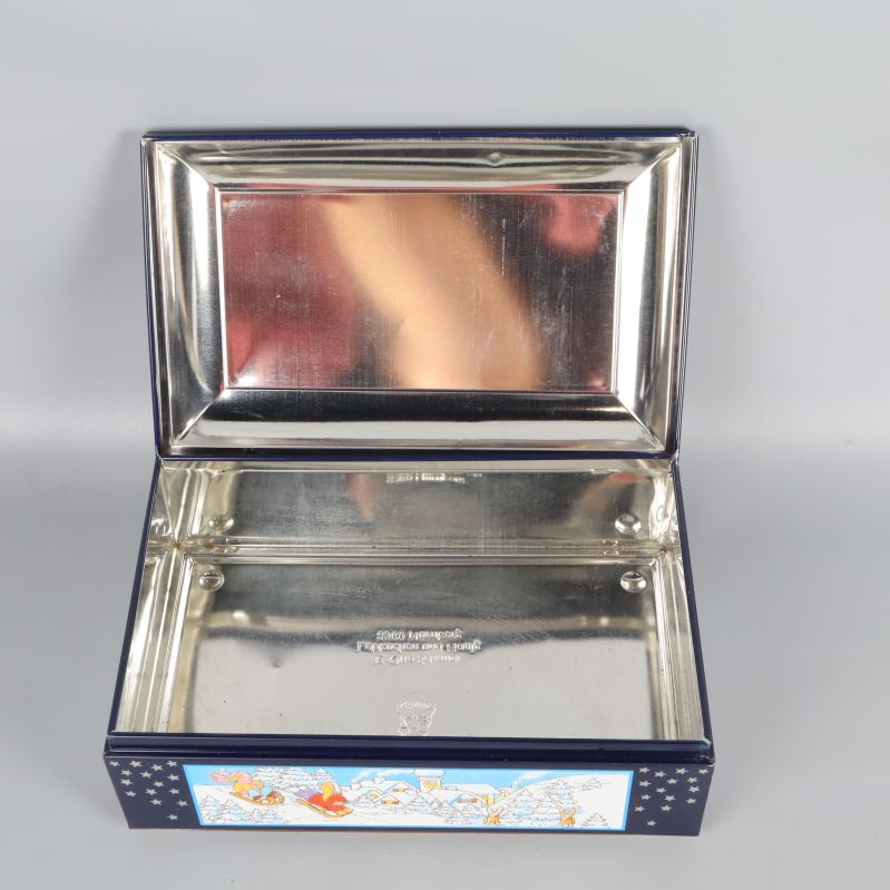 Inuti blå metallburk med silverfärgad insida och öppet lock