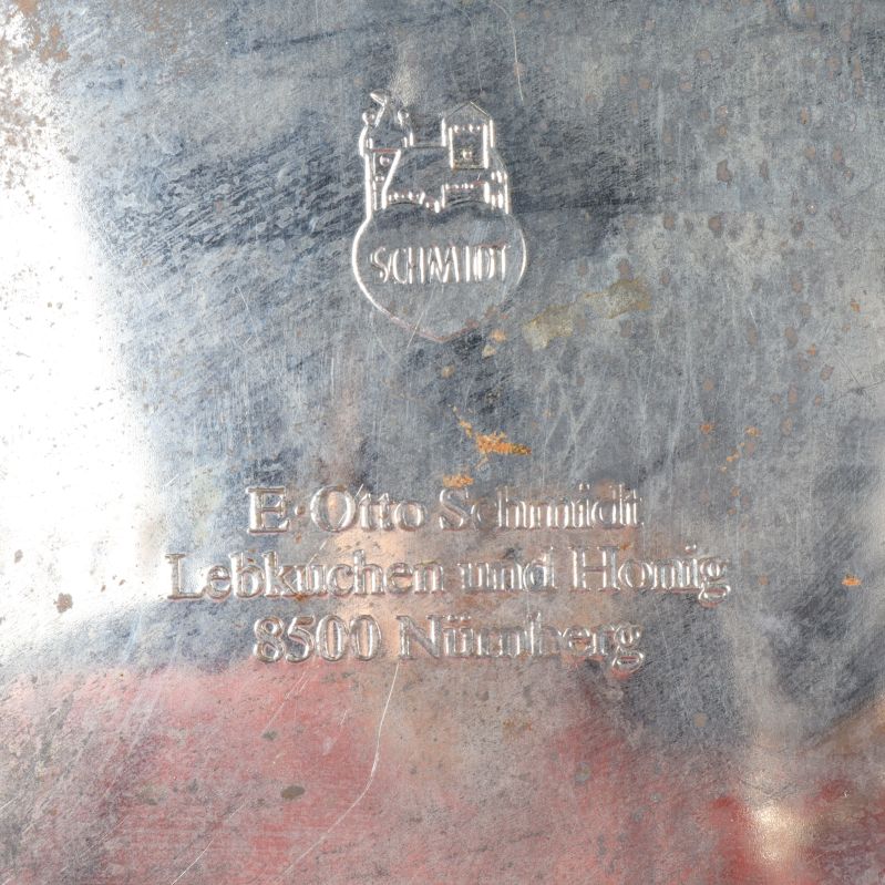 Stämpel på burkens undersida med tillverkarinformation och SCHMIDT-logga