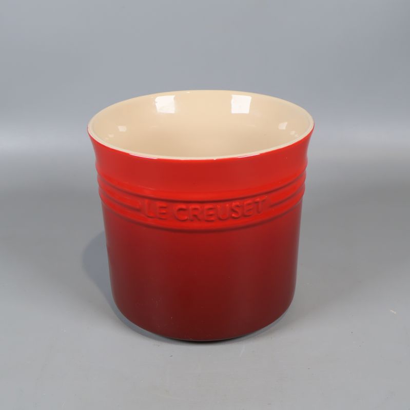 Röd Le Creuset-kruka sedd framifrån 