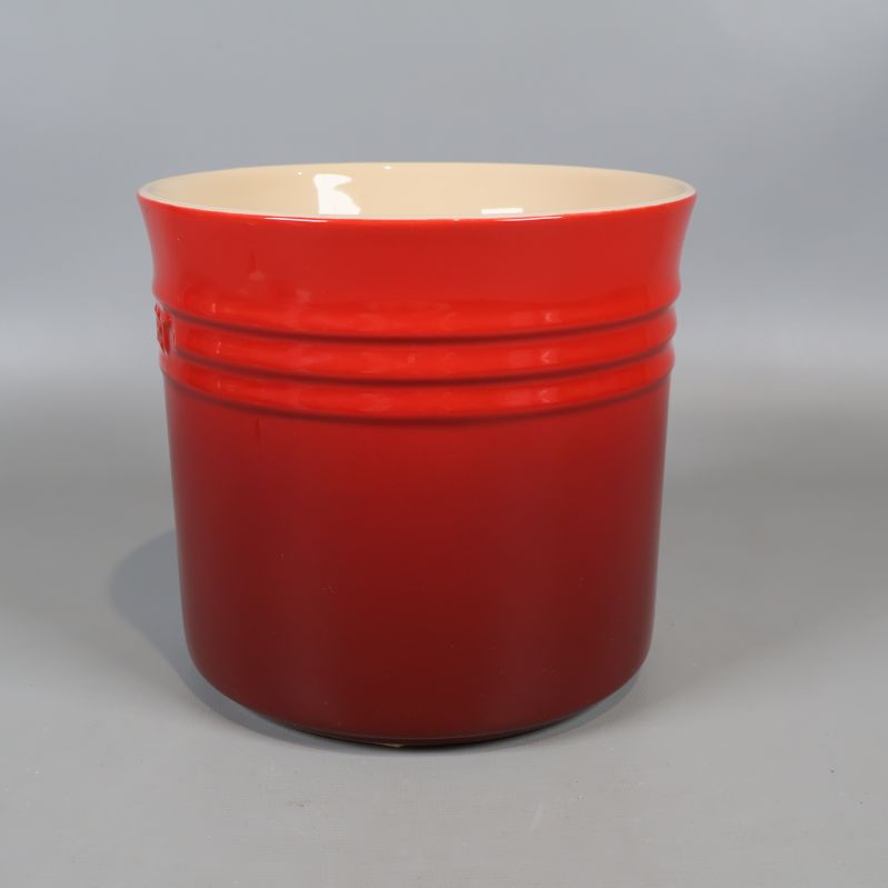 Le Creuset-kruka visad från sidan med glänsande röd färg