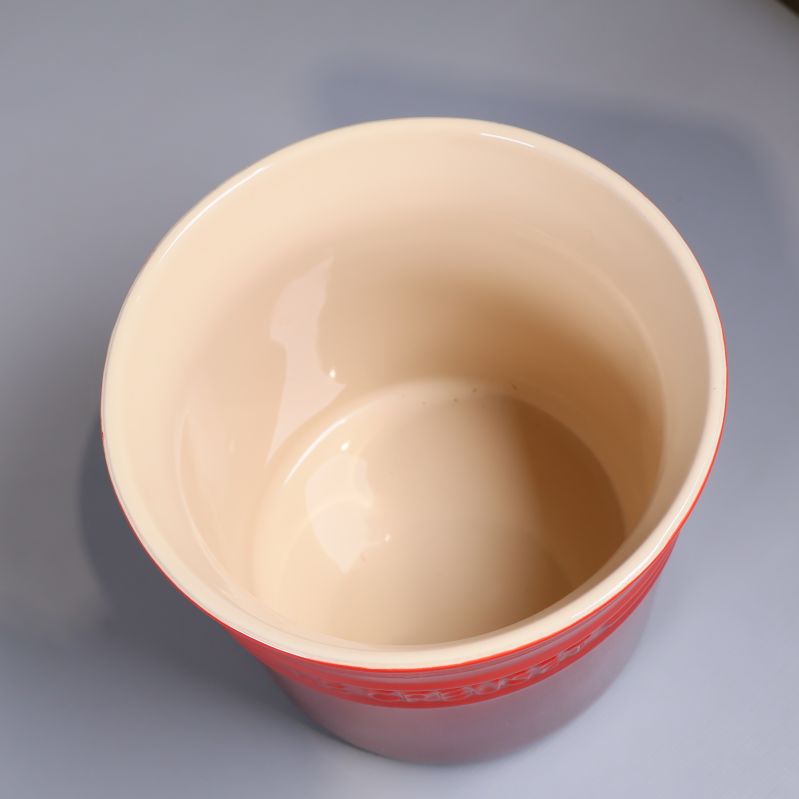 Vy uppifrån in i Le Creuset-krukan med ljus insida