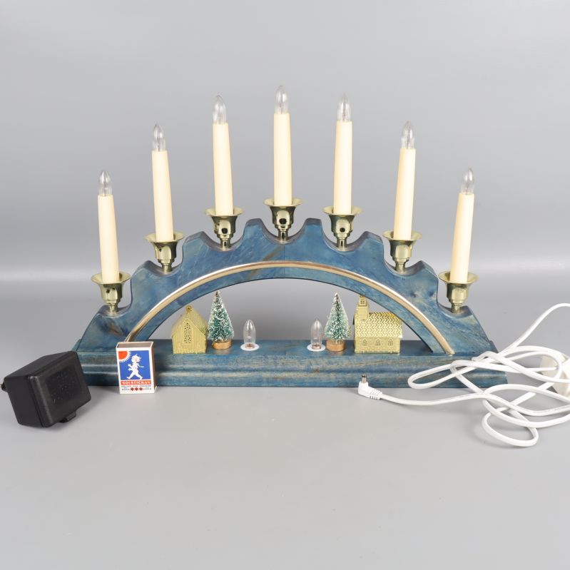 Adventsljusstake med nio ljus, strömsladd och tändstickor som storleksreferens