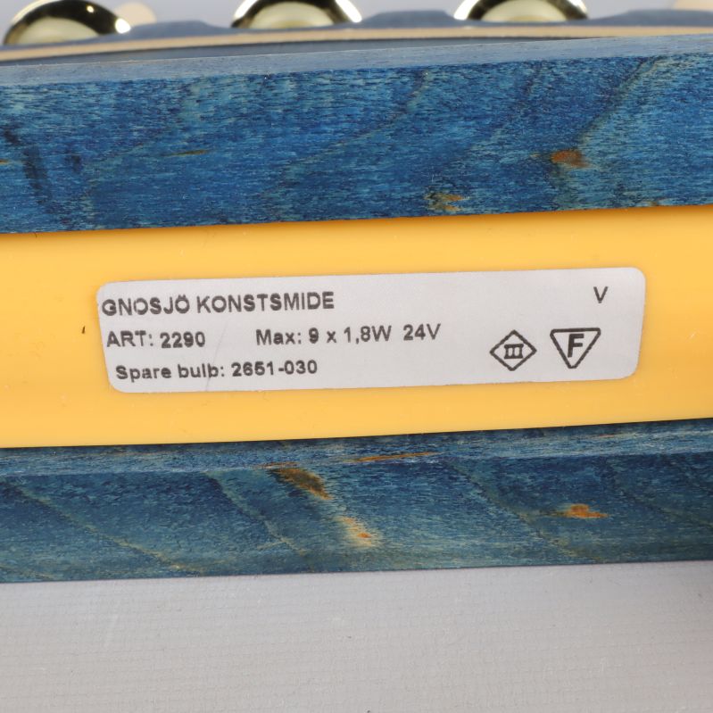 Närbild på etikett med information från Gnosjö Konstsmide under ljusstaken