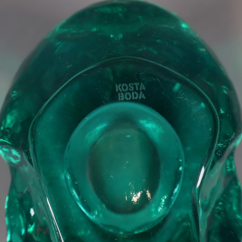 Närbild av märkning Kosta Boda på undersidan